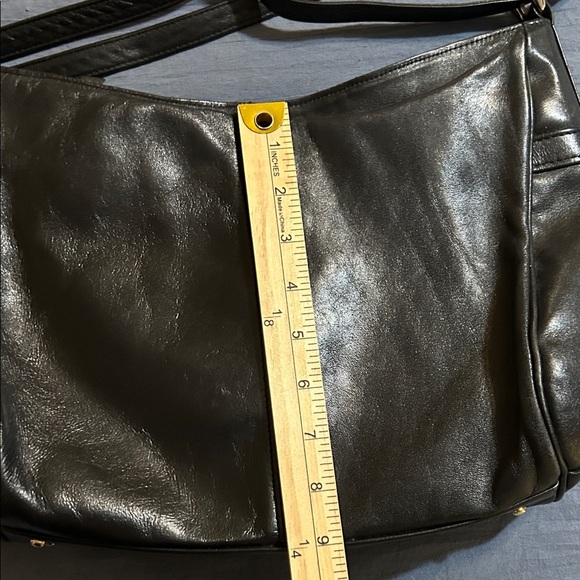 SAS Classic Black Genuine Leather Shoulder Bag - Picture 6 of 7